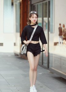 街拍美女:成都街头街拍时髦美女,总有一款美女会让你心动!