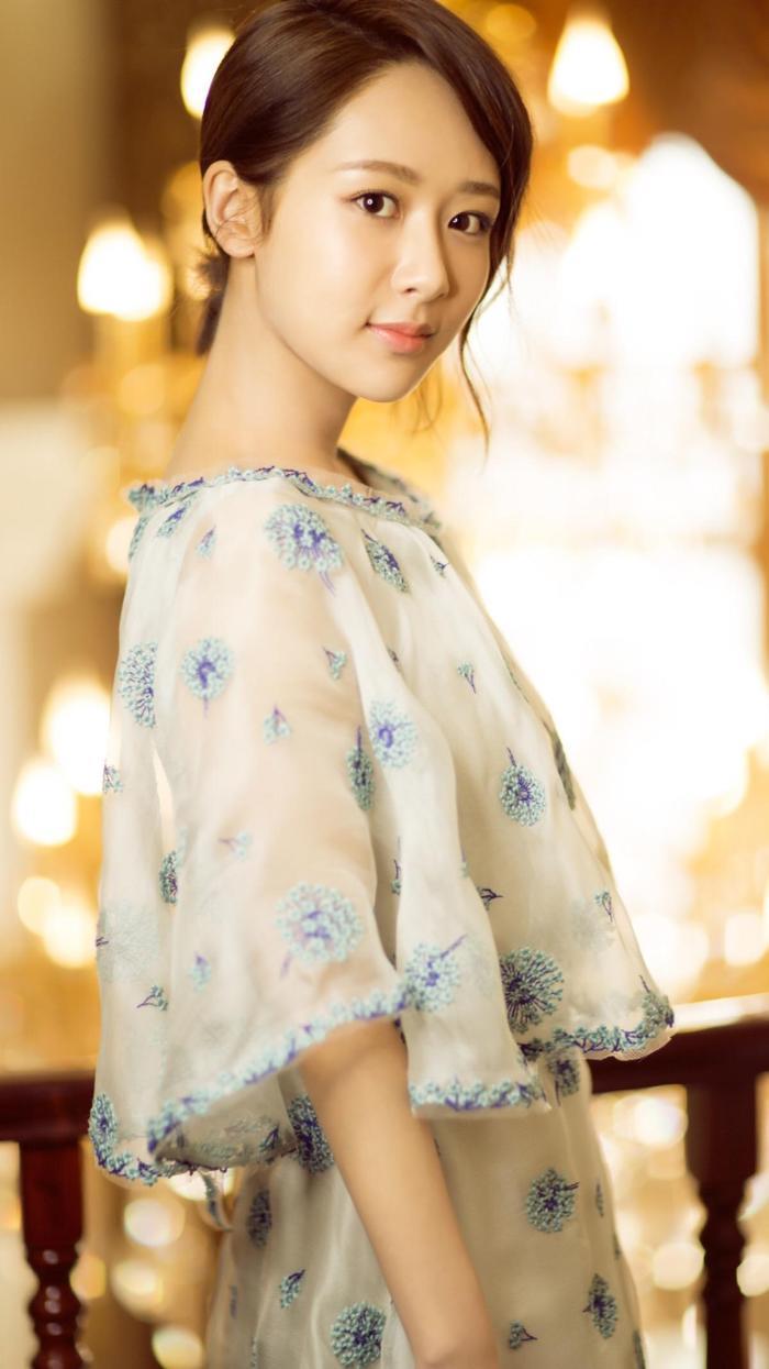 秦俊杰晒妖娆女装,网友吐槽比女朋友杨紫还要有女人味