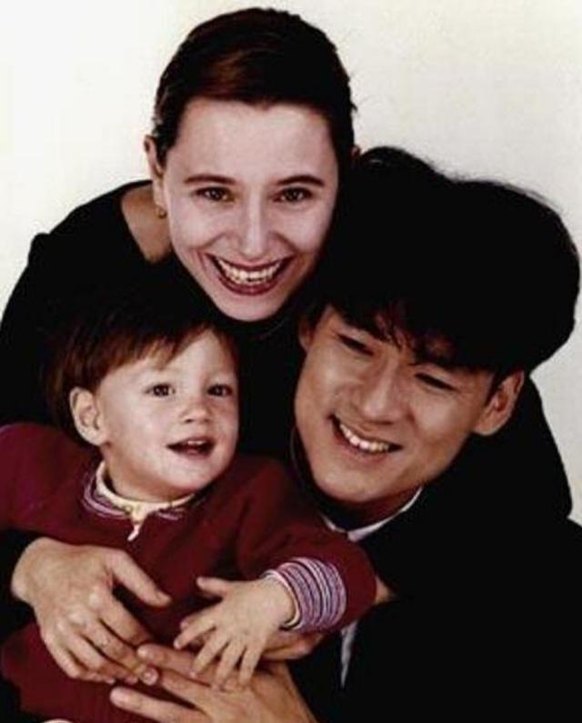 直击周华健57岁的外国妻子康粹兰，原来周华健每天面对这样的女人