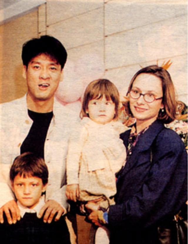 直击周华健57岁的外国妻子康粹兰，原来周华健每天面对这样的女人