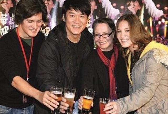 直击周华健57岁的外国妻子康粹兰，原来周华健每天面对这样的女人