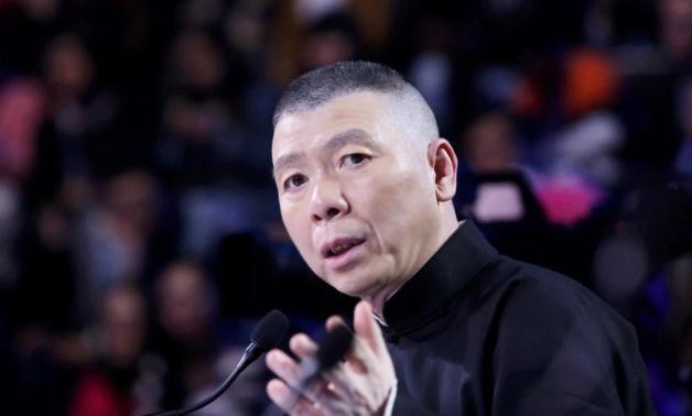 60岁冯小刚近照：病情加重却没选择治疗，妻子一番话道出原因