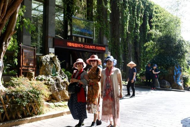 浙江人游云南神奇的腾冲热海大滚锅