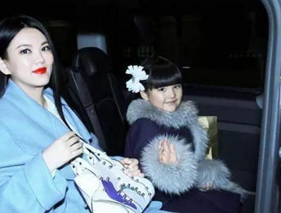 李湘的妹妹李玲近照曝光，竟比姐姐李湘长得更好看，更有钱？