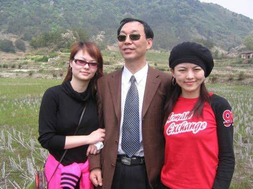 李湘的妹妹李玲近照曝光，竟比姐姐李湘长得更好看，更有钱？