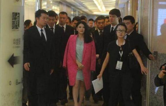 李湘的妹妹李玲近照曝光，竟比姐姐李湘长得更好看，更有钱？