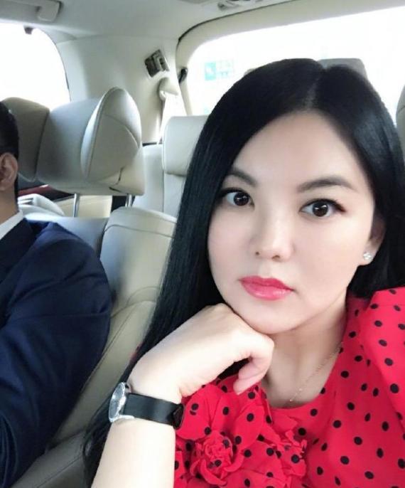 李湘的妹妹李玲近照曝光，竟比姐姐李湘长得更好看，更有钱？