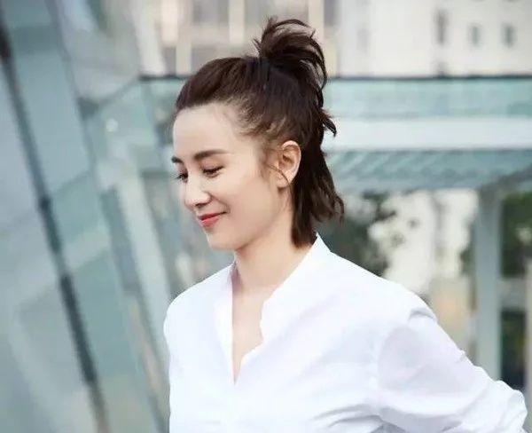 赵丽颖的小卷毛短发灵气又漂亮，你适合这款发型吗？