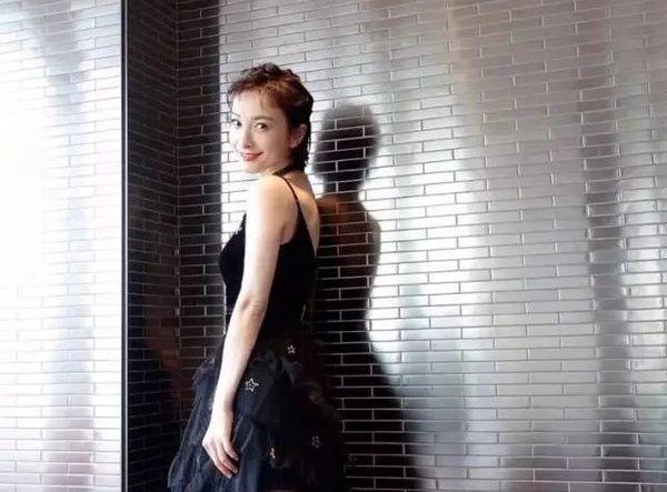 赵丽颖的小卷毛短发灵气又漂亮，你适合这款发型吗？