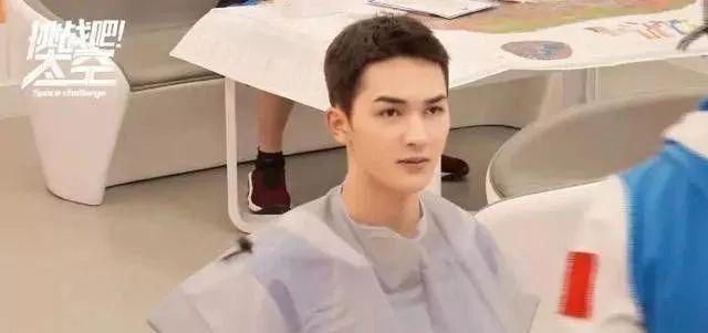资源最差的一哥，朱正廷那点流量全被公司榨干了？