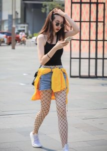 ​街拍：紧身打底裤美女，凸显出完美的曲线身材，展现出女性的魅力