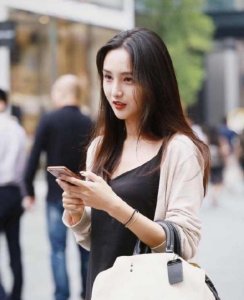 ​街拍：性感少妇，凹凸有致的身材，散发妩媚动人的气质
