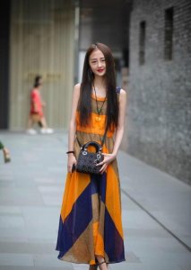​街拍，图4姐妹花性感迷人，图7姐妹花清新靓丽，你喜欢哪一对