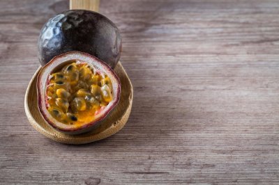 ​怎么给百香果换盆，换盆后放天台上晒可以吗