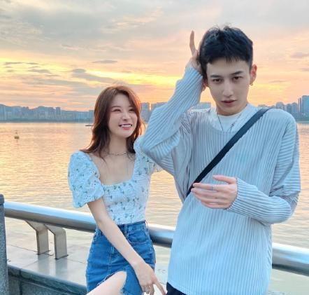 不舍女友吃苦？校长张驰与温婉逛街，主动拿大包小包