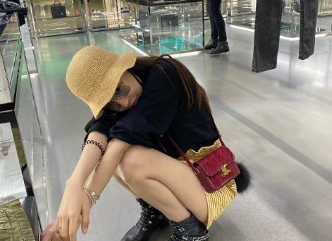 不舍女友吃苦？校长张驰与温婉逛街，主动拿大包小包