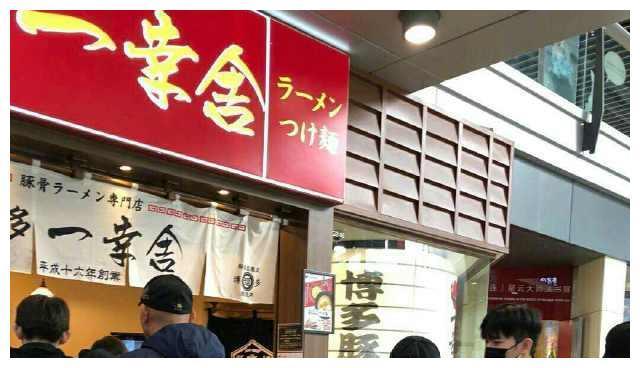 网友排队吃饭偶遇杨洋，全程陪同吃完饭！网友：跪了