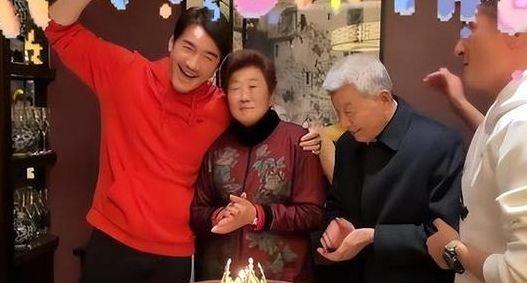 胡兵的哥哥（胡兵全家福照片）