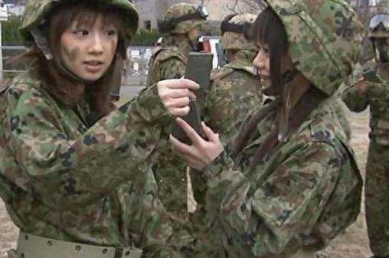 各国女兵照片大集合，乌克兰女兵很漂亮，最后一张太惊艳！