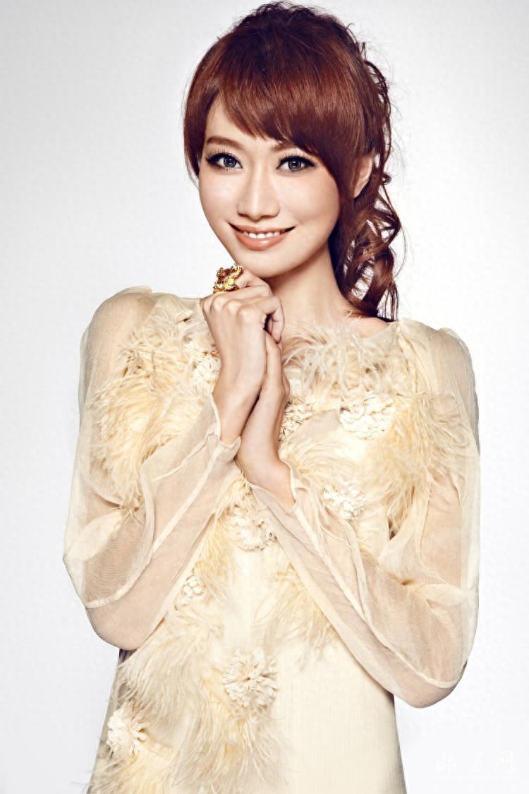 内地美女主持人李斯羽