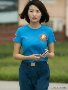 ​余旭旧照，一身军装飒爽英姿，一身便装俏丽多姿，遗像前礼兵相守
