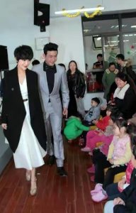 ​鲍蕾陆毅同框太养眼，缎面长裙配大衣优雅又霸气，夫妻对视太甜蜜