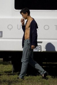 ​吴彦祖拍摄被路透！8块腹肌清晰饱满，发型足以说明男神魅力尽失