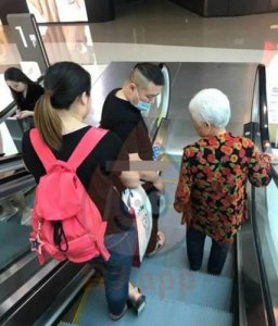 ​网友三亚偶遇岳云鹏  手牵母亲妻子陪伴温馨画面超有爱