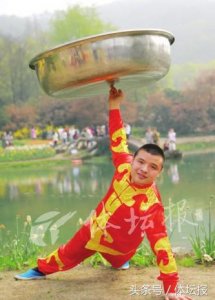 ​脸盆哥的另类“一指禅”瞄准吉尼斯纪录