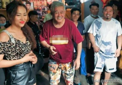 ​赵本山近况曝出，63岁颜值尽显老态，怀抱美人与50余名弟子是巅峰