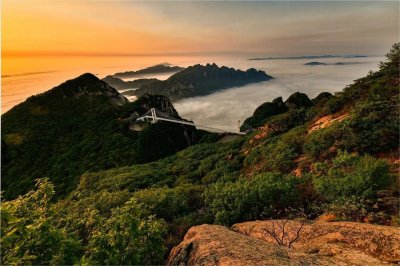 ​辽宁丹东凤凰山：朝霞灿成绮 青山偎云海