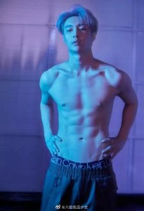 ​王一博、王嘉尔、白敬亭、陈伟霆、李现…腹肌图新鲜出炉啦！