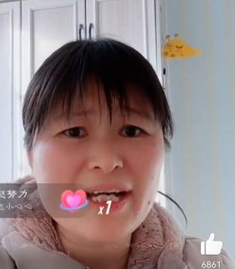 ​一母亲在网上发布儿女裸睡视频，称只是赚取零花钱