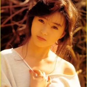 ​酒井法子：吸毒逃亡，与和尚生子，清纯天后为何沦为“万人睡”