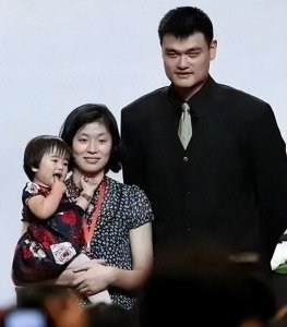 ​姚明女儿快满14岁，最新照片曝光“萝莉脸巨人身”，身高破1.93米
