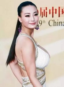 ​“乳神”的争议：审美与尺度的碰撞