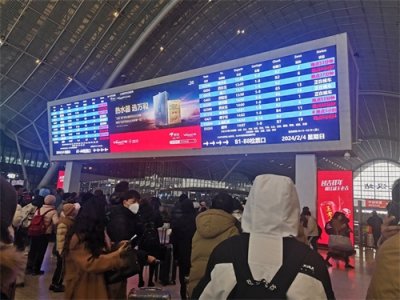 ​实探冰冻雨雪天的武汉站：多趟列车晚点，候车室的台阶上坐满旅客