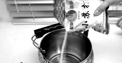 小苏打去水垢的原理是什么（揭秘小苏打的化学反应原理）