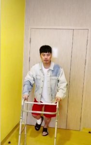 ​35岁陈赫手术后顺利出院，单腿不便靠工具步行，胡子拉碴疏于打理
