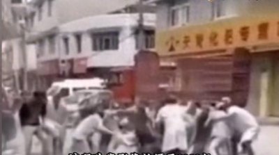 ​2008年汶川大地震，大地如同海浪房屋剧烈摇晃，北川宛如世界末日