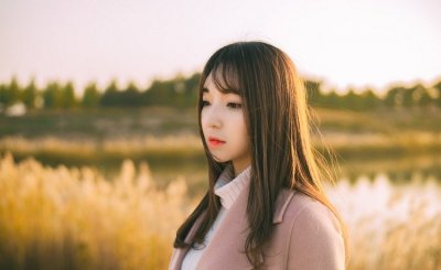 ​拍照姿势不会摆，9个教科书式的拍照姿势，让你拒绝尴尬