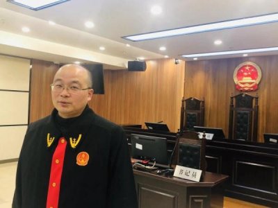 ​乘客下车开门撞死电动车主，司机、乘客究竟谁该担责？