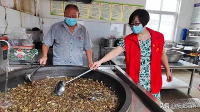 ​河南鲁山一老人携家人熬中药免费为村民发放
