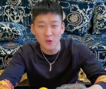 ​曹云金高调秀豪宅，上下5层金碧辉煌似宫殿，房子里电梯都是金的