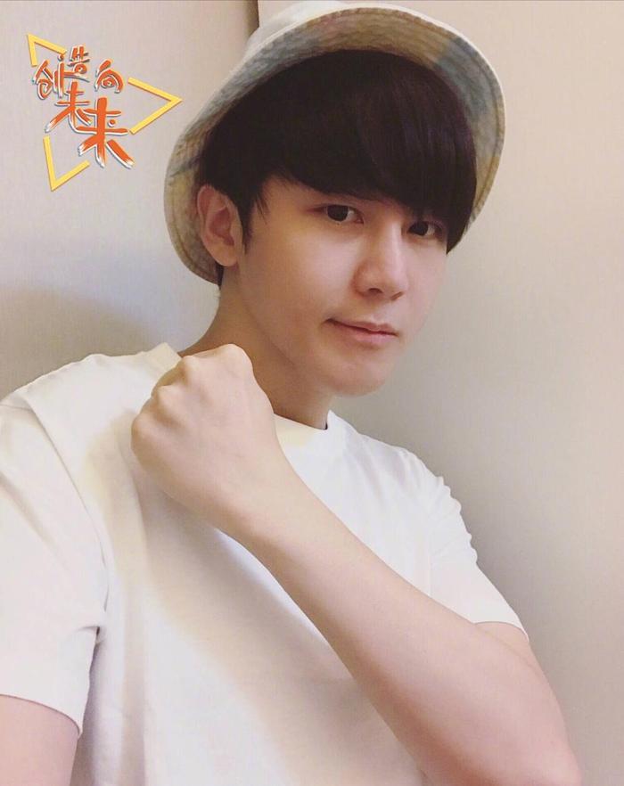 李炜晒近照，好评如潮，一位网友说出实情：敢不敢打开微博私信