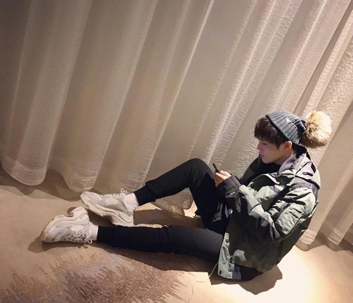李炜晒近照，好评如潮，一位网友说出实情：敢不敢打开微博私信
