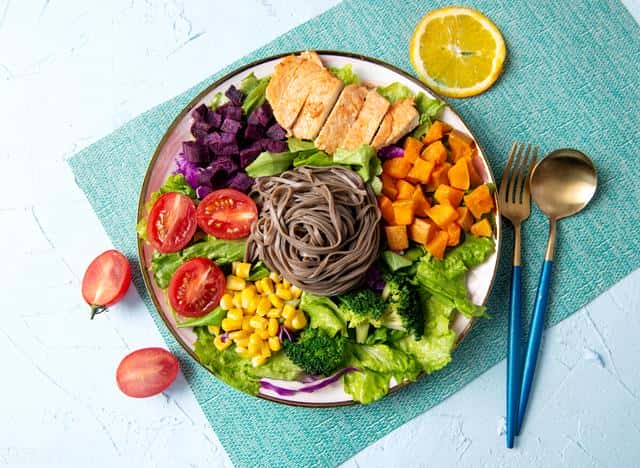 一桶方便面 热量（一桶泡面的热量相当于多少米饭）