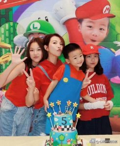 ​蔡少芬为儿子庆生，13岁大女儿戴牙箍+烫头发好成熟，像女版张晋