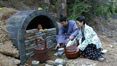 ​古代“瓦罐坟”有多残忍？把60岁老人关进坟墓，送一顿饭加一块砖