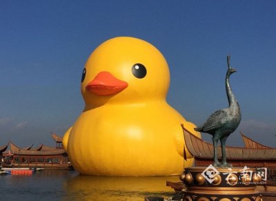 ​一个庞然大物现身古滇码头 大黄鸭昆明嘉年华与你相约